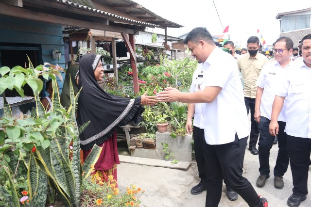 Rumahnya Diperbaiki, Misnah Menyampaikan Rasa Terima Kasih Kepada Bobby Nasution Dengan Berlinang Air Mata