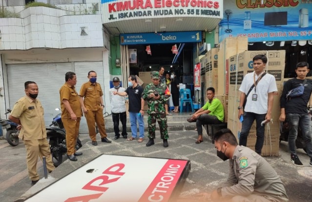 Pemko Medan Tertibkan Reklame Bermasalah Di Wilayah Kecamatan Medan Baru