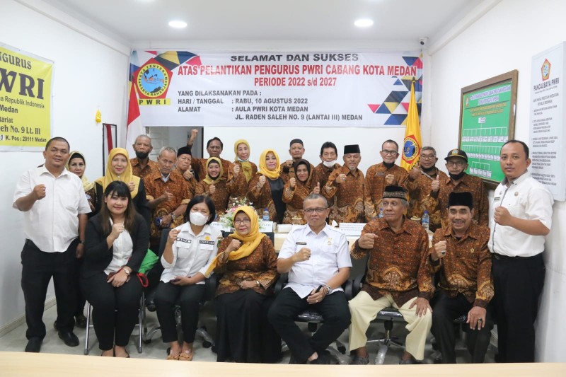 Lantik Pengurus PWRI Cabang Kota Medan, Wali Kota Medan Berharap Para Pengurus Mendukung Pemko Medan Dalam Melaksanakan Program Pemerintah Guna Mewujudkan Medan Berkah, Maju dan Kondusif