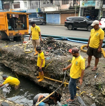 Dinas PU Kota Medan Normalisasi Drainasi Di Kec. Medan Timur, Medan Tembung dan Medan Perjuangan