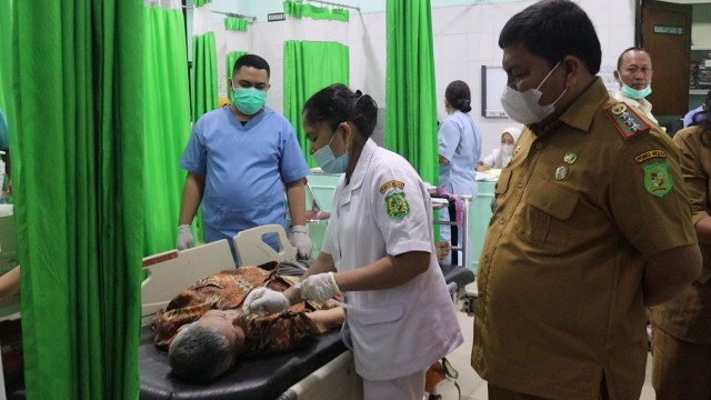 Manfaatkan UHC, Camat Medan Tuntungan Bawa Warga Tak Mampu Dapatkan Pelayanan Kesehatan