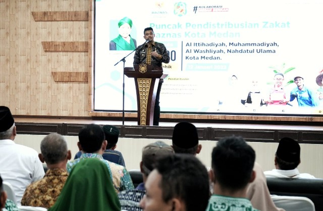 Wali Kota Medan Salurkan Zakat Kepada Para Mustahik, Masyarakat Merasa Bersyukur