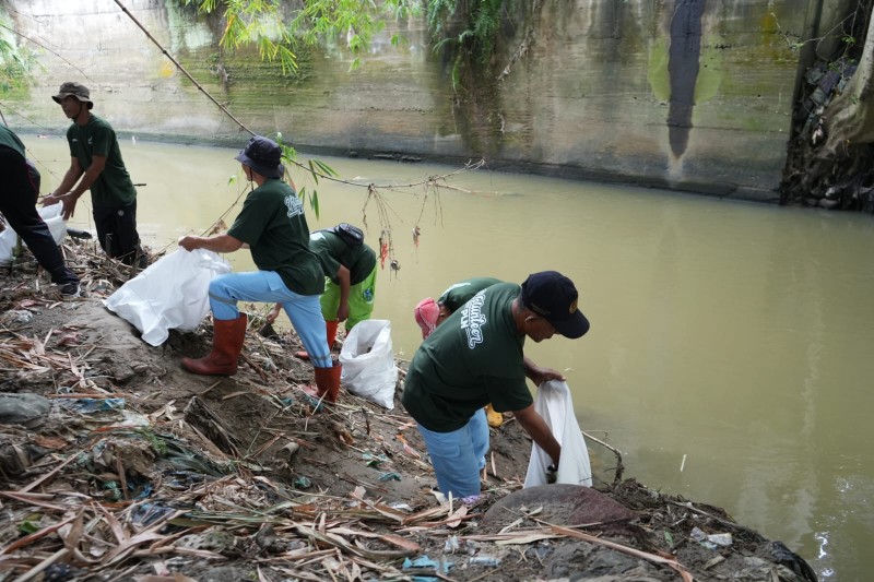 Peringati Hari Lingkungan Hidup Sedunia, Kec. Medan Polonia Turunkan Puluhan Petugas Bersihkan Sungai Babura