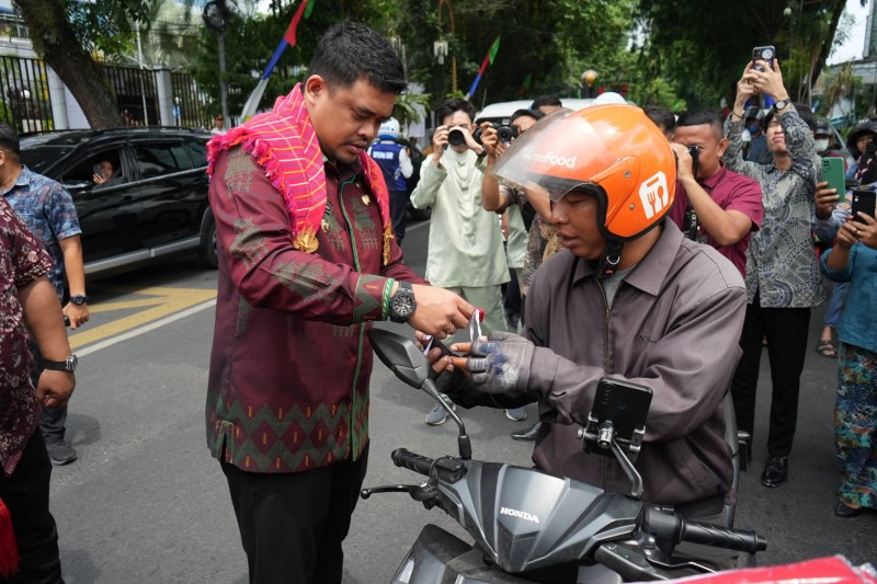 Pemko Medan Bagikan 500 Bendera Merah Putih Kepada Pengendara