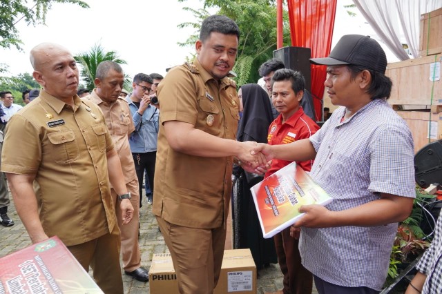 Pameran Dagang Lokal, Bobby Nasution Serahkan Bantuan untuk Kelompok Usaha Bersama