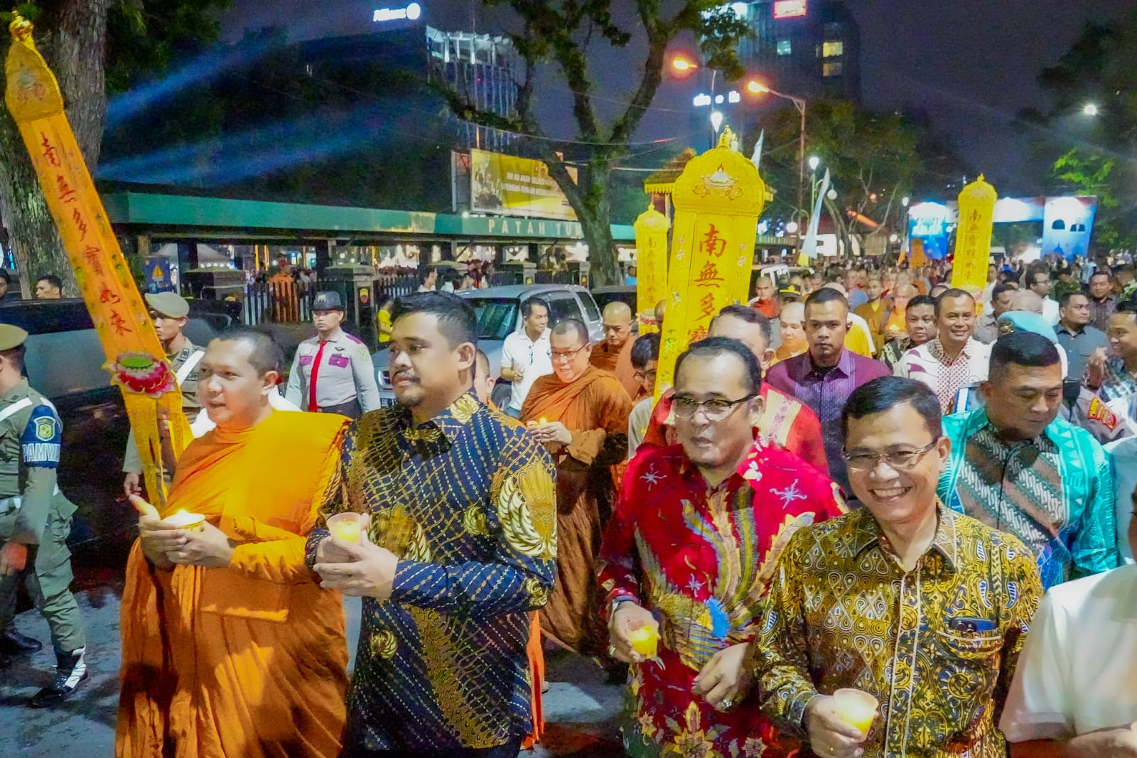 Peringatan Hari Raya Waisak Pemko Medan, Bobby Nasution Ikut Pawai Lilin Bersama Umat Buddha