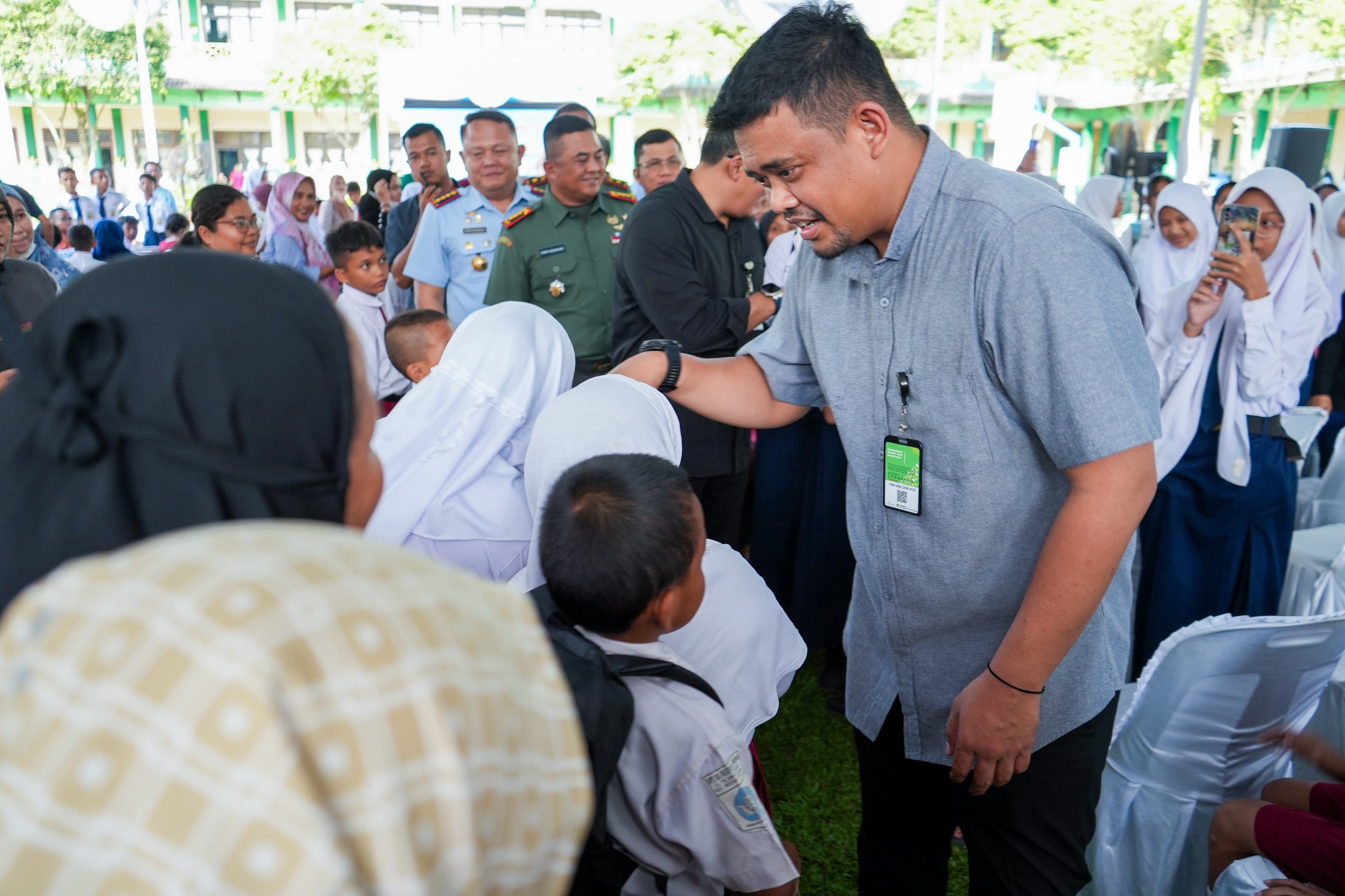 Bagikan 40.000 Seragam & Perlengkapan Sekolah Kepada Siswa/i SD dan SMP, Wali Kota Medan : Bantuan Ini Harus Dimanfaatkan Untuk Meringankan Beban Orangtua