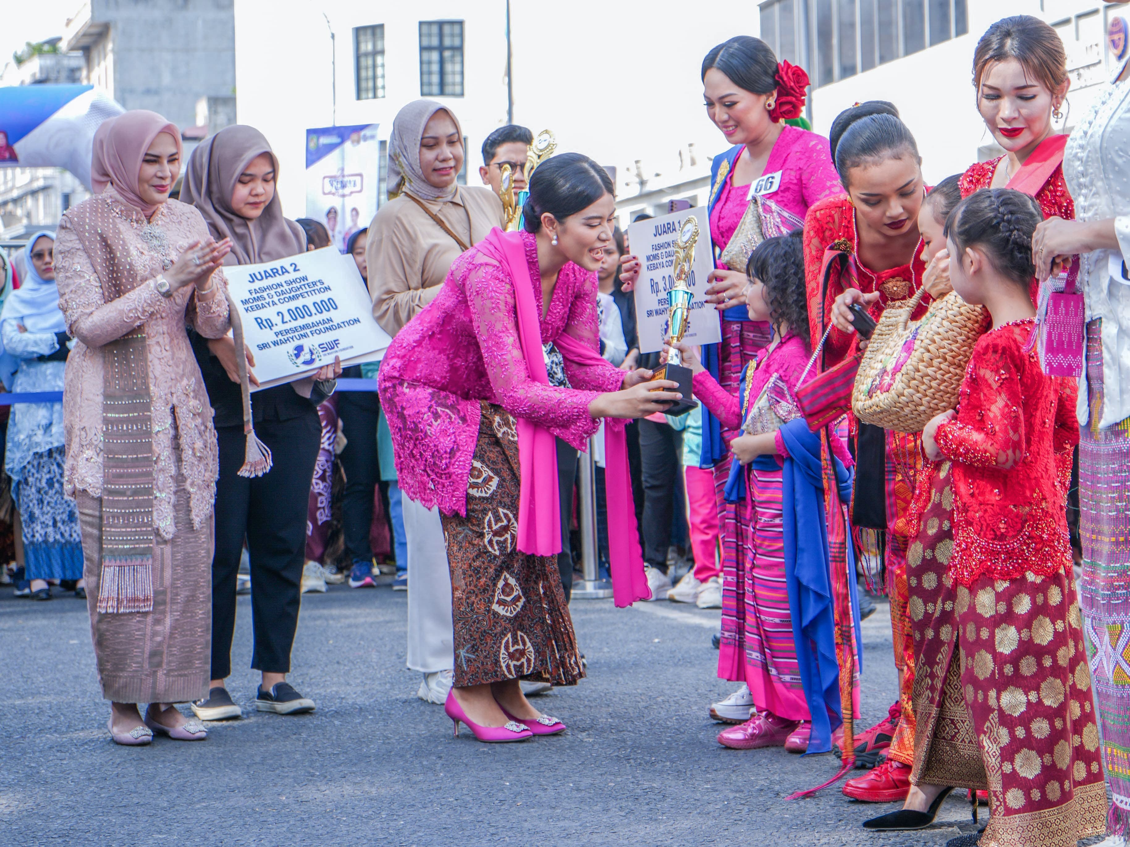 Kahiyang Ayu Bobby Nasution Lepas 6.500 Lebih Peserta Parade Kebaya Nusantara