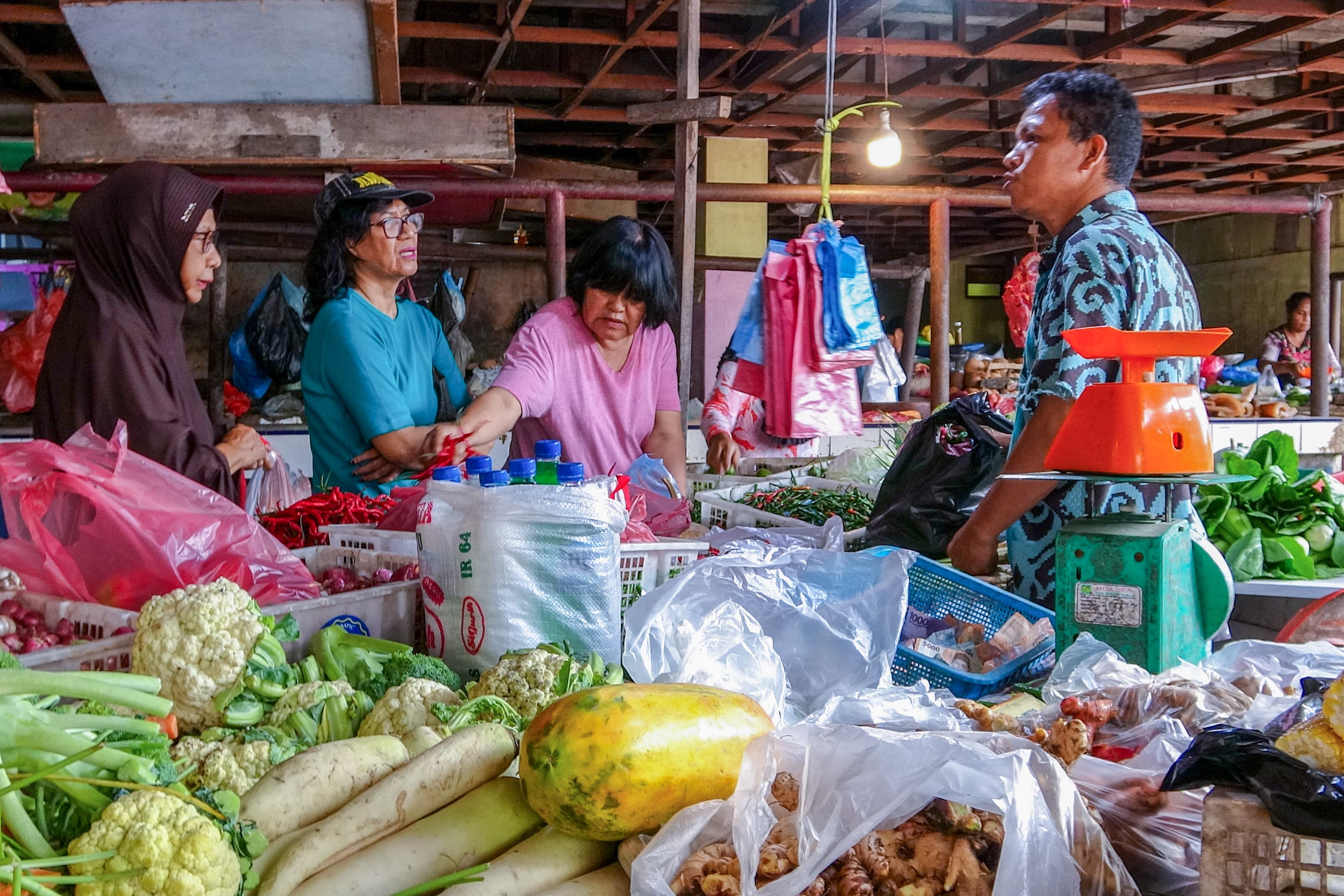 Jelang Penilaian Adipura 2024, Ini yang Dilakukan PUD Pasar Untuk Tetap Menjaga Kebersihan Dan Keindahan Pasar