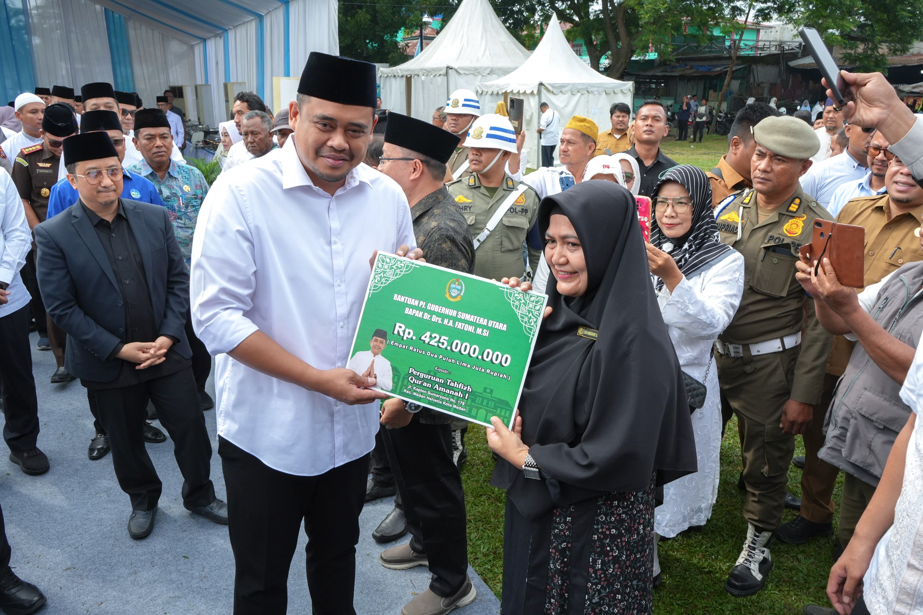 Tangis Haru Aisyah Terima Hadiah Umrah Dari Wali Kota Medan