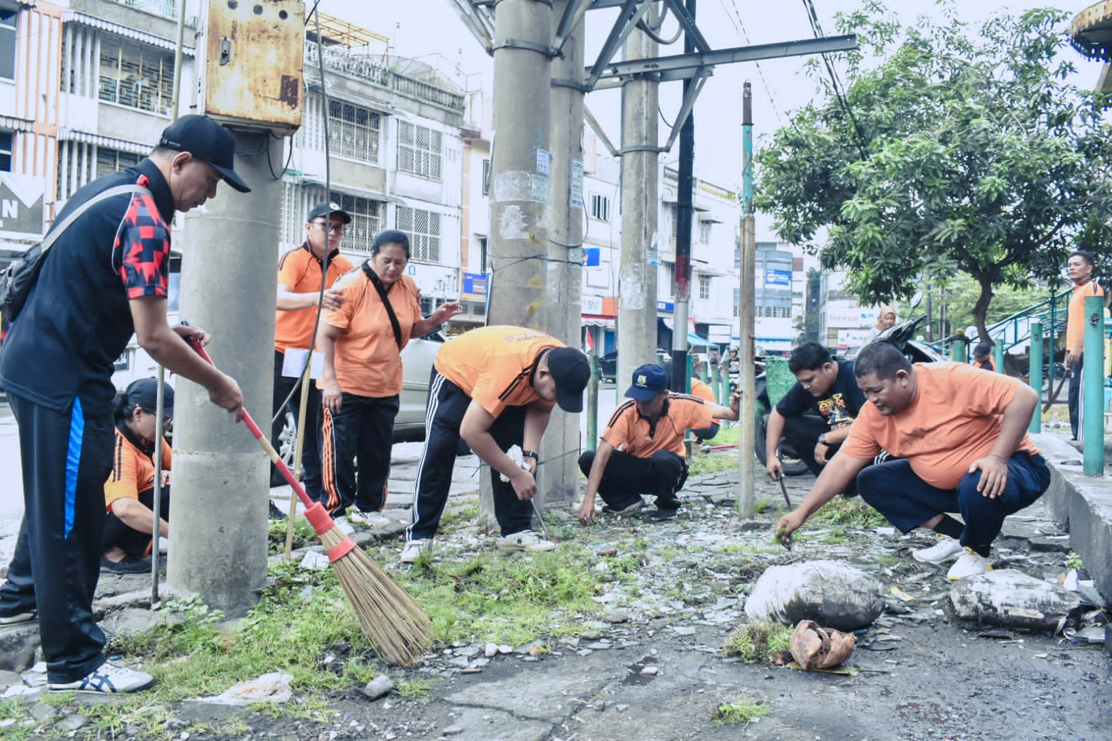 Aksi Gotong Royong Kolaborasi PUD Pasar dan Kecamatan Medan Petisah, Wujudkan Medan Bersih Sambut Penilaian Adipura dan PON 2024