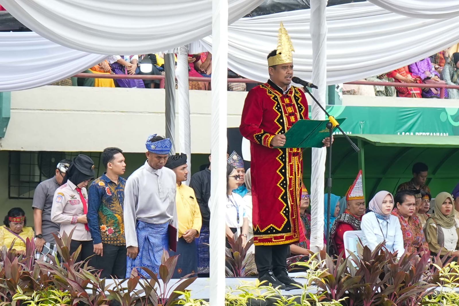 Bersama Belasan Ribu Guru Berbusana Adat Tradisional, Bobby Nasution Peringati Hari Guru Nasional