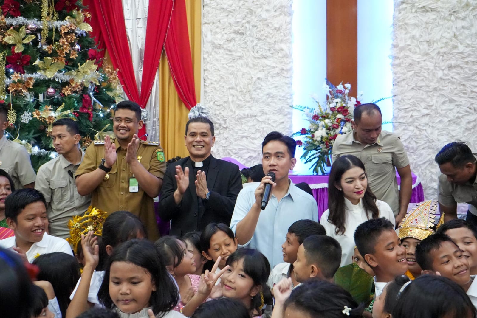 Wapres Gibran Beri Hadiah Natal pada Anak-anak di Gereja HKBP Resort Medan IV