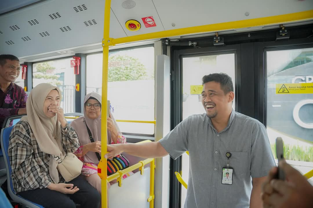 Dukung Program One Day No Car, Bobby Nasution Kerja Naik Bus Listrik