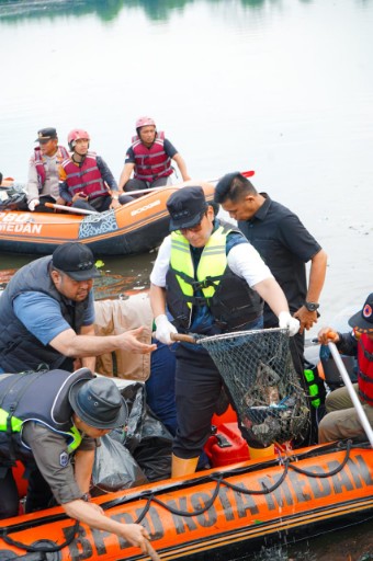 Berperahu Karet Pimpin Pembersihan, Rico Waas: Danau Siombak Indah, namun Tercemar Sampah
