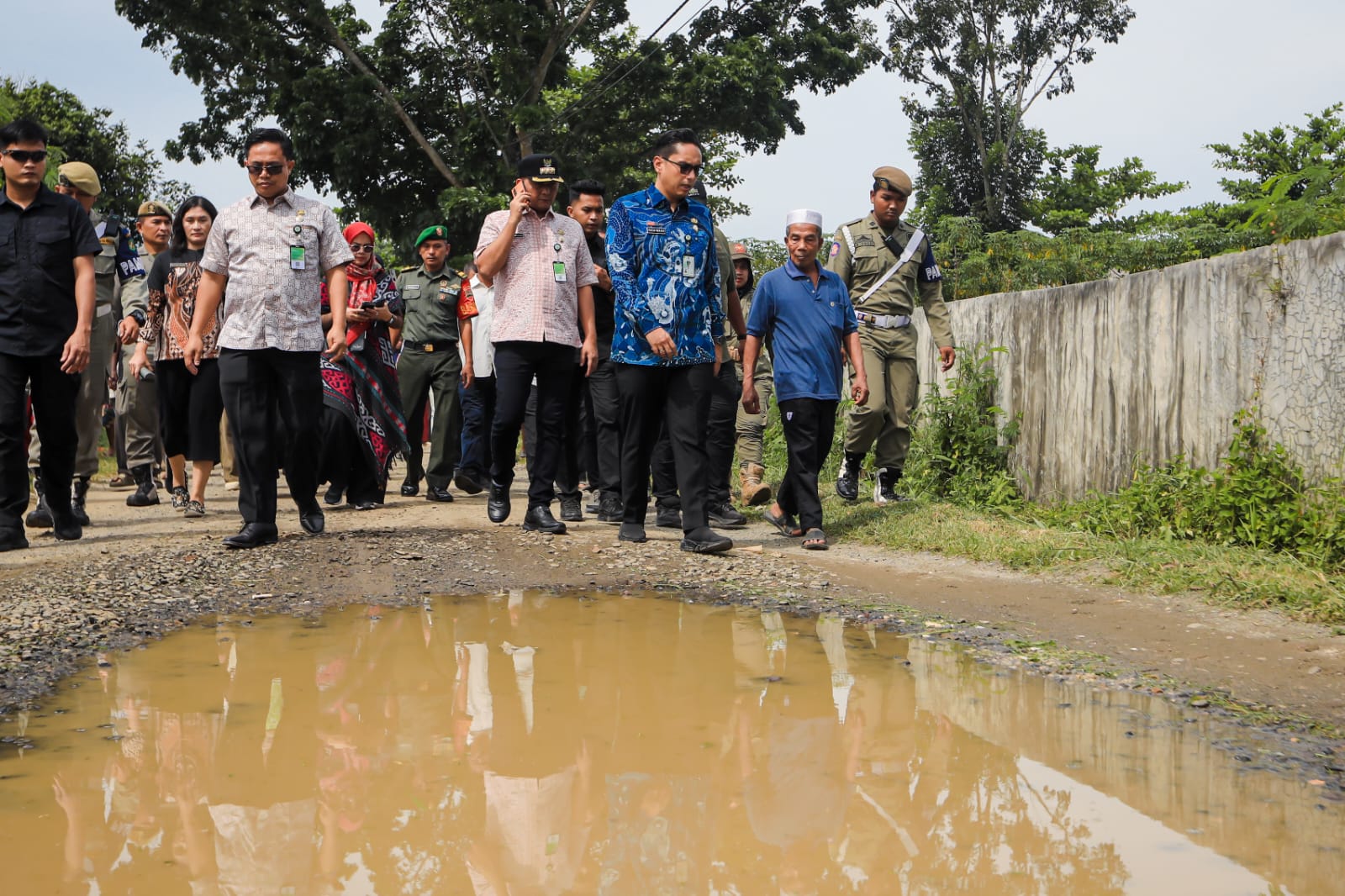 Dihampiri Warga Ketika Meninjau Jalan Rusak di Tuntungan, Rico Waas: Akan Segera Diperbaiki Jalan Dan Lampu Penerangan
