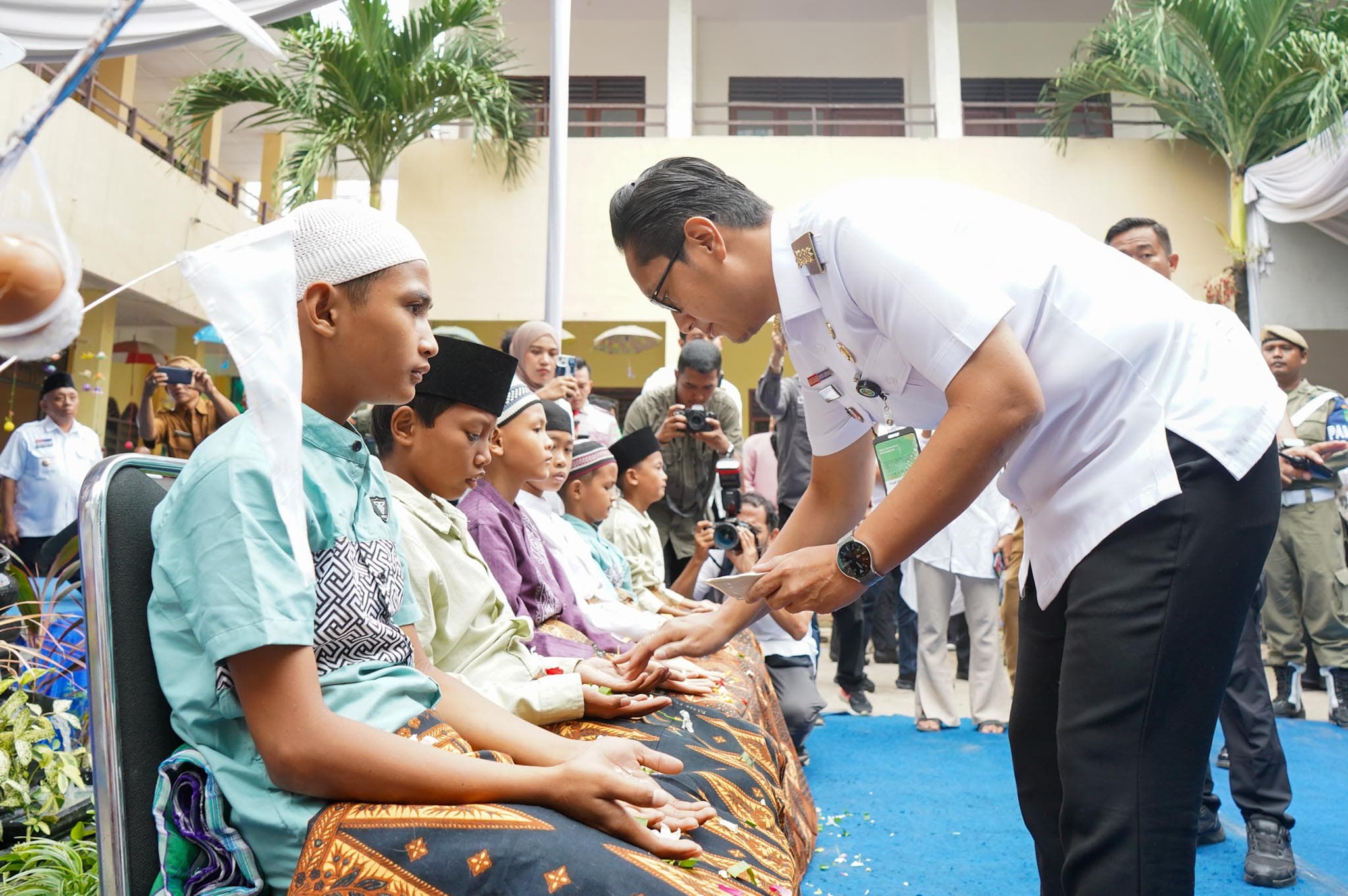 Rico Waas Tepungtawari Peserta Khitanan Massal Kecamatan Medan Barat
