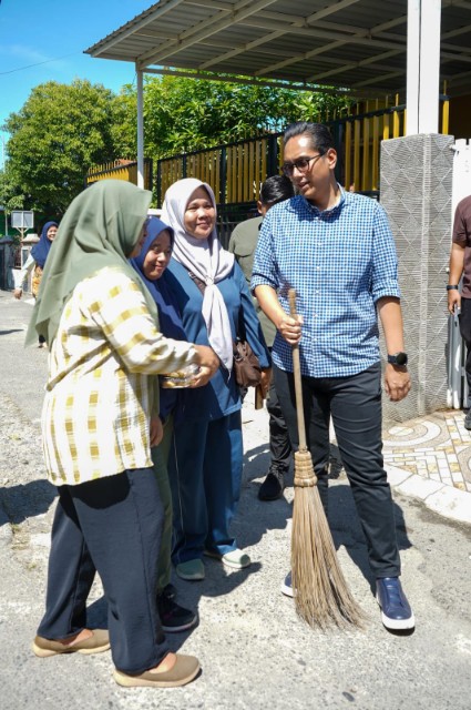 Rico Waas Pimpin Gotong Royong Sekaligus Serap Aspirasi Warga Medan Denai