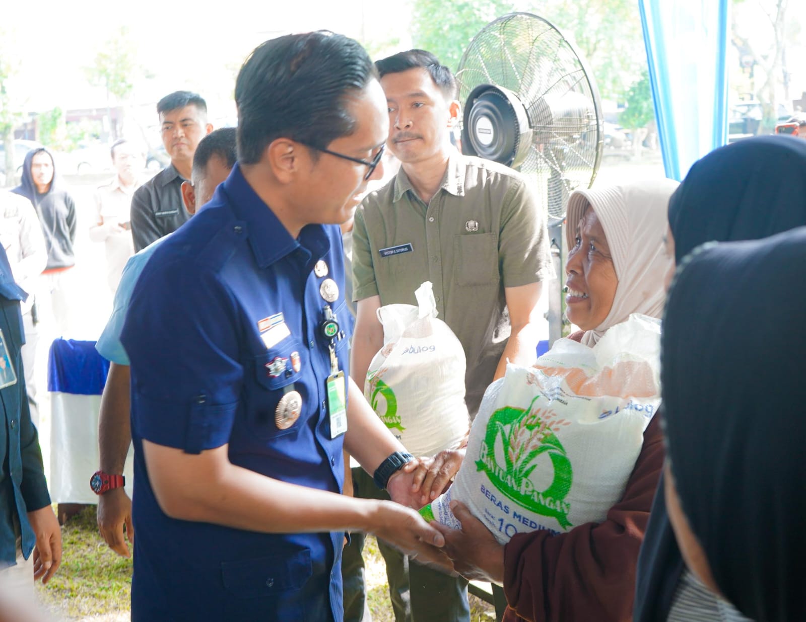 Rico Waas Salurkan Bantuan Beras pada 500 Keluarga di Medan Utara, 1.000 Asuransi Nelayan BPJS Ketenagakerjaan