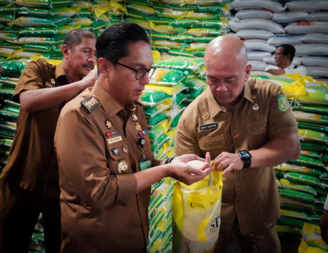 Usai Cek Gudang Bulog, Rico Waas Minta Distribusi Beras SPHP Lebih Cepat dan Massif