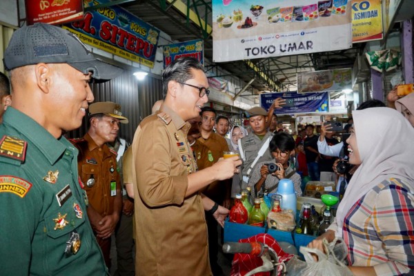 Segelas Jamu di Ujung Peninjauan Rico Waas