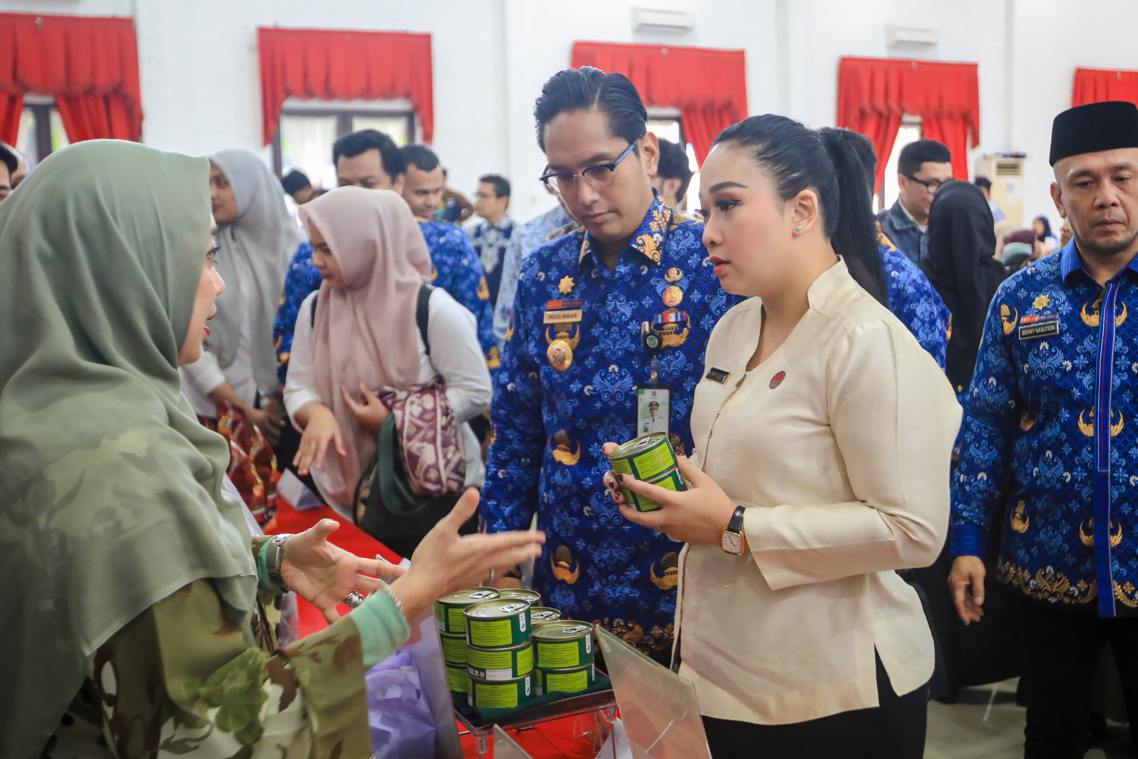 Serahkan Sertifikat Halal Untuk Pelaku UMKM, Rico Waas Berharap Labelisasi Halal jadi Tren untuk UMKM Naik Tingkat
