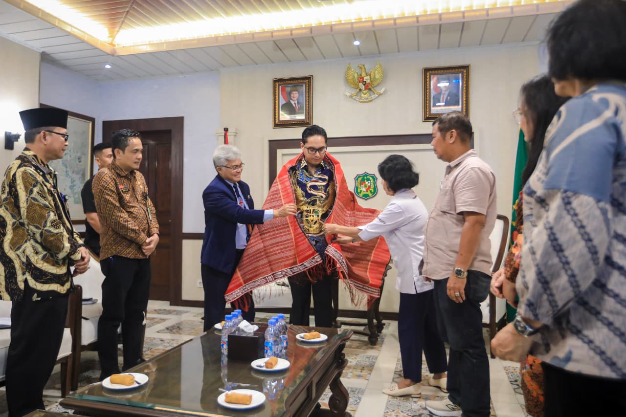 Ungkapan Rasa Syukur dan Bangga, Rico Waas Disematkan Ulos Jemaat HKBP Resort Maranatha