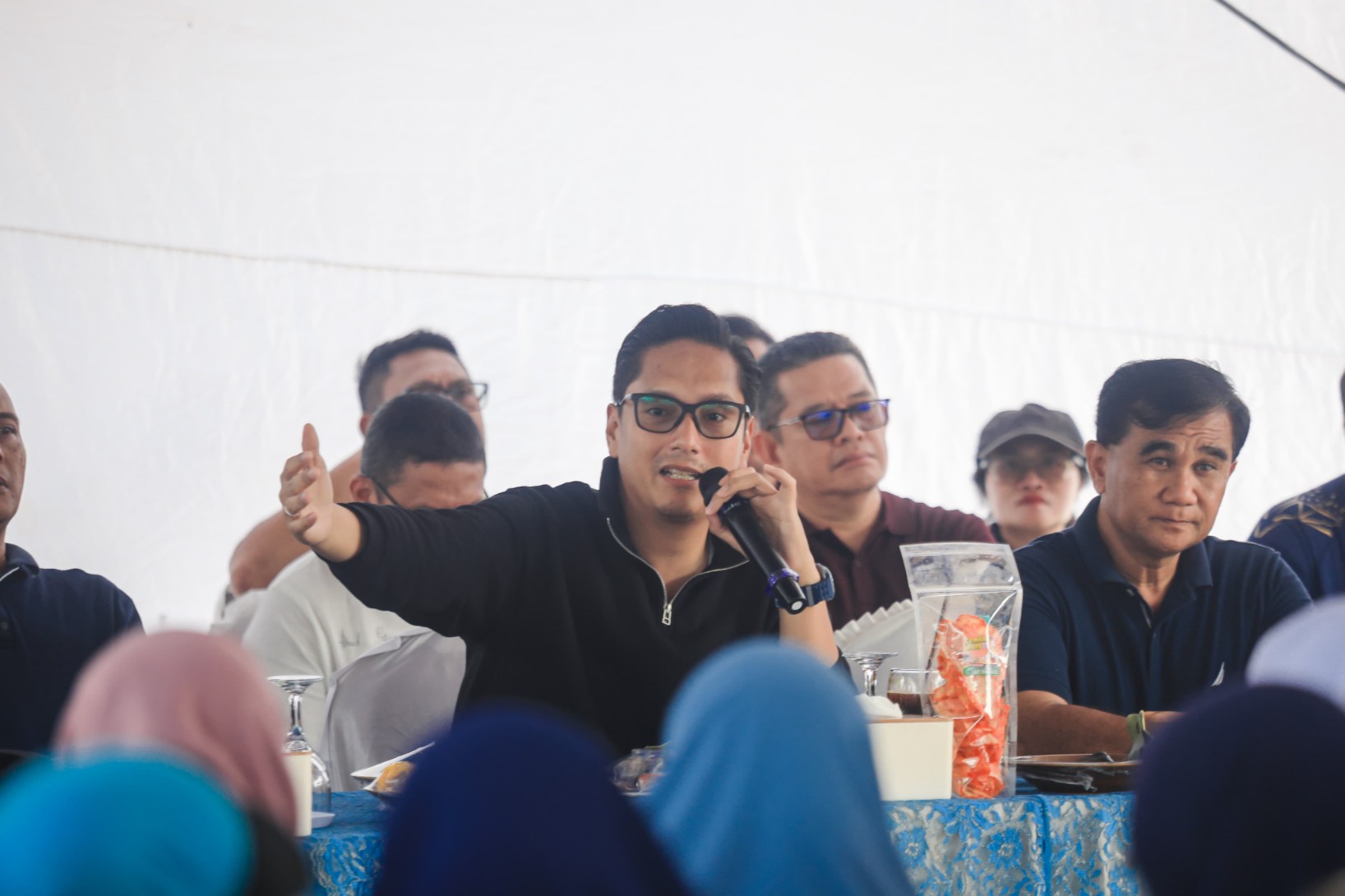 Warga Medan Tuntungan Menangis Sampaikan Keluhannya, Rico Waas Tawarkan Solusi Atasi Banjir