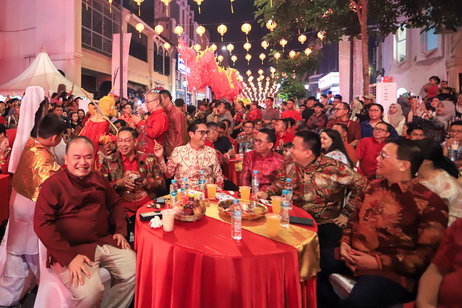 Usai Tarawih, Ribuan Warga Medan Larut Dalam Kemeriahan Imlek, Rico Waas : Kekuatan Medan Terletak Pada Kemajemukan Warganya