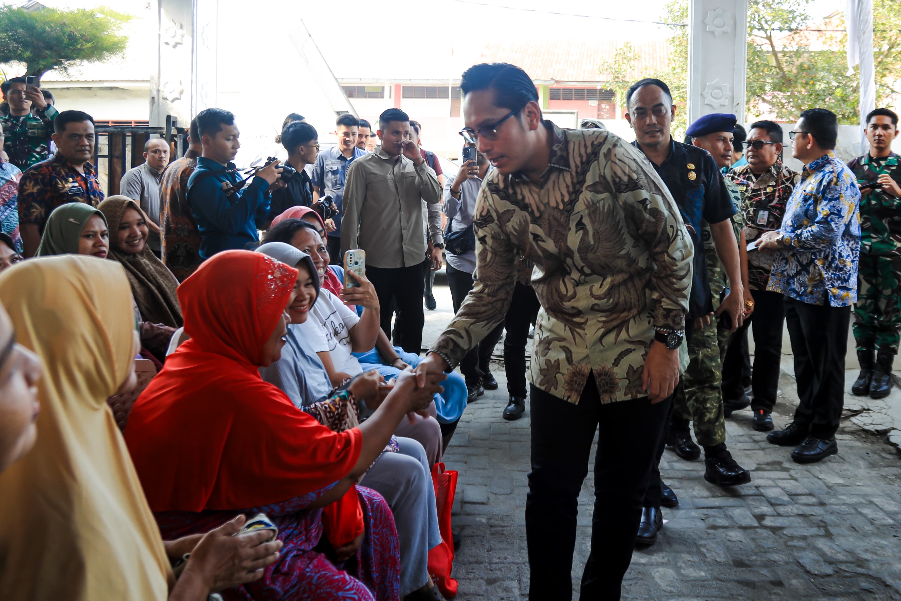 Ramadan Berbagi dengan Warga Belawan, Rico Waas: Hidup Harus Saling Peduli dan Membantu
