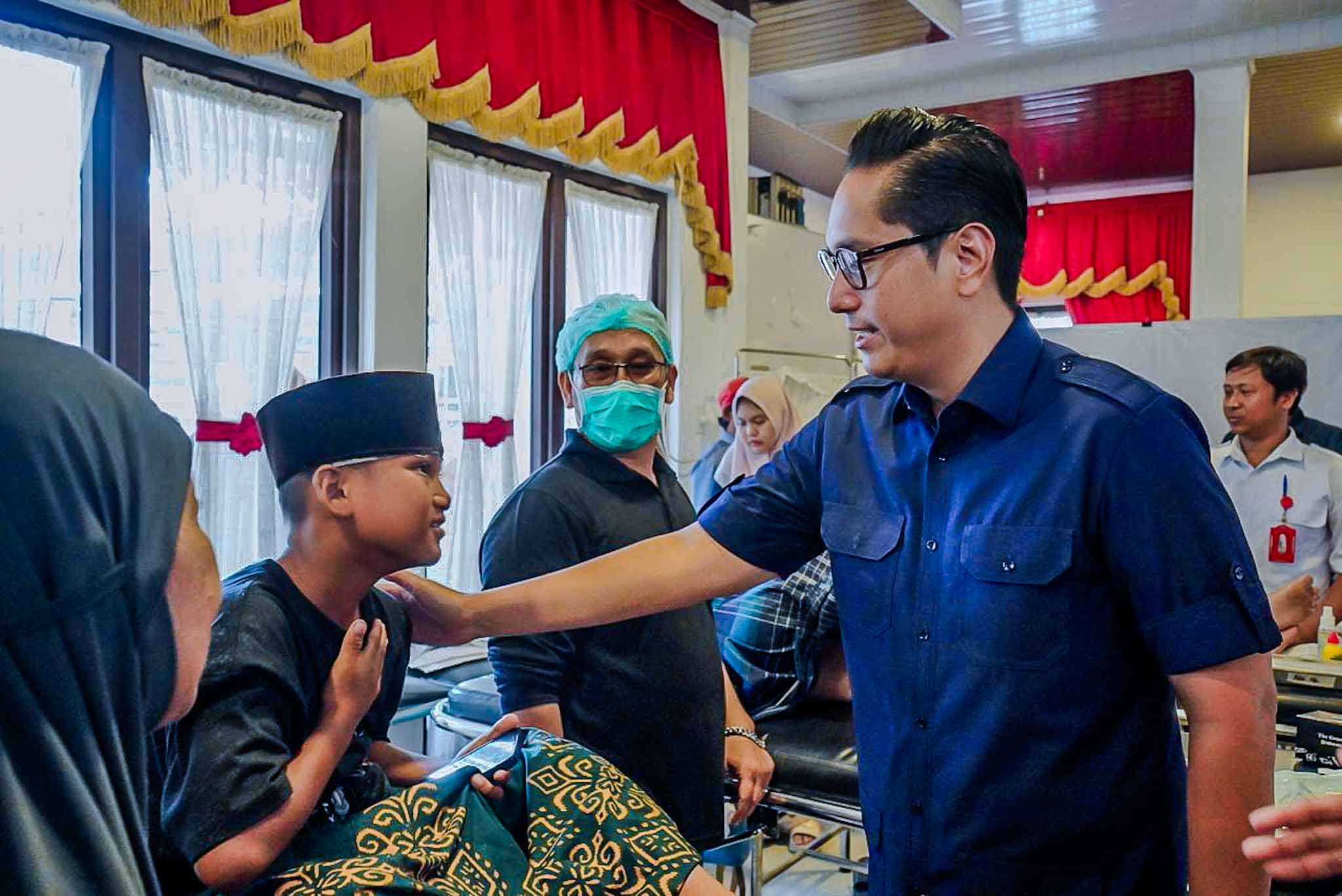 Rico Waas Bawa Keceriaan di Sunat Massal Sah-Rizki, 42 Anak Ikut dan Ibu Tunggal Terima Santunan