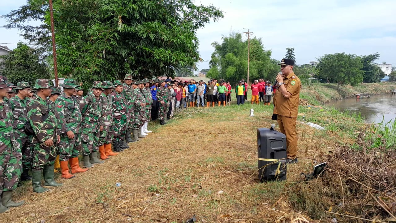 Petugas Gabungan Bersihkan Lereng Sungai Deli Dijalan Ileng Sepanjang 400 Meter