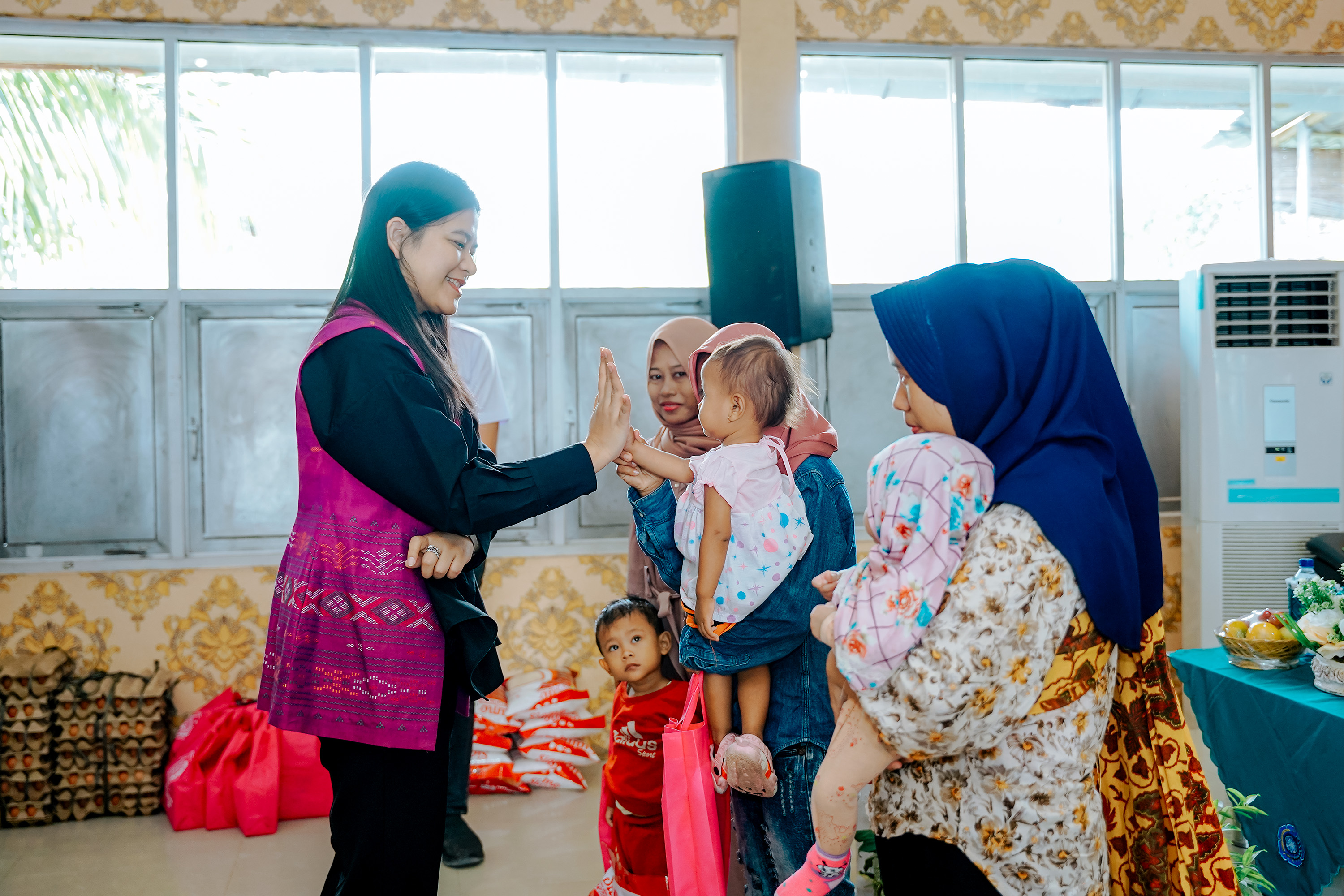 Balita Penderita Stunting di Medan Marelan Dapat PMT dari Kahiyang Ayu