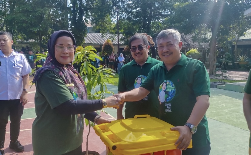 Peringatan Hari Bumi 2024, Pemko Medan Gelar Apel dan Serahkan Bibit Pohon untuk Sekolah