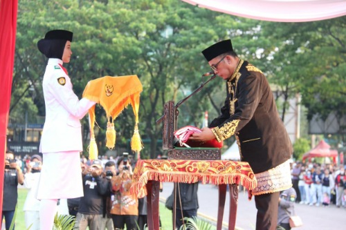 Upacara Penurunan Bendera Merah Putih Di Lap. Benteng Medan Berlangsung Lancar, Wakil Wali Kota Medan Serahkan Tanda Kehormatan Satyalancana Karya Satya Dari Presiden RI