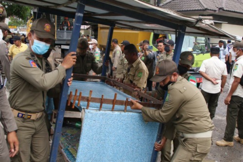 Tim Gabungan Pemko Medan Bongkar Bangunan di atas Parit di Kawasan Medan Helvetia