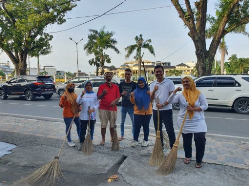 Usai Malam Pergantian Tahun Baru, Jajaran Kelurahan Aur Lakukan Gotong Royong Pastikan Kebersihan Wilayah