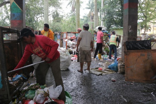 Pastikan Kebersihan TPS Terjaga, Kecamatan Medan Kota Rutin Gotong Royong Bersihkan TPS dan Semprotkan Cairan Eco Enzyme