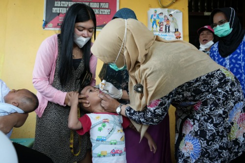 Percepat Pelaksanaan Imunisasi Polio, Puskesmas Terjun Mendatangi Langsung Rumah Warga Memberikan Imunisasi Polio