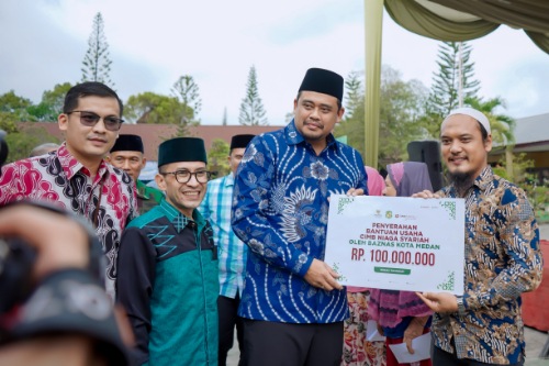 Salurkan Bantuan Dari Baznas Medan Kepada Kaum Dhuafa, Bobby Nasution Ajak  Masyarakat Terus Berzakat