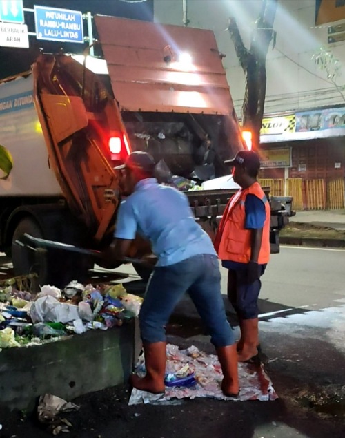 Kecamatan Medan Sunggal Sisir Sampah Malam