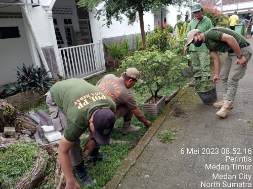 Satpol PP dan Dokter RSU Pringadi Medan Gotong Royong Bersama Bersihkan Areal Rumah Sakit