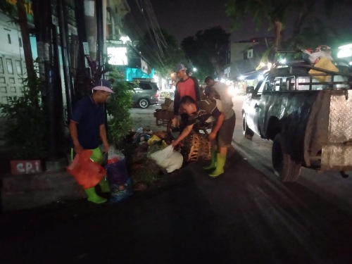 Kecamatan Medan Helvetia Sisir Sampah Liar Mulai Malam Hingga Dini Hari