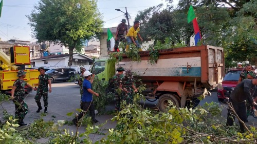 Karya Bakti TNI, Pemko Medan dan Kodim 0201/Medan Kolaborasi Bersihkan Pasar Petisah