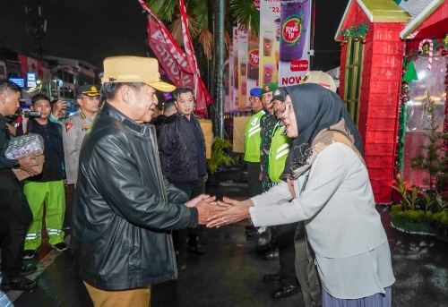 Bersama Pj Gubsu, Wali Kota Medan Menyerahkan Bingkisan Kepada Petugas Pos PAM Natal dan Tahun Baru