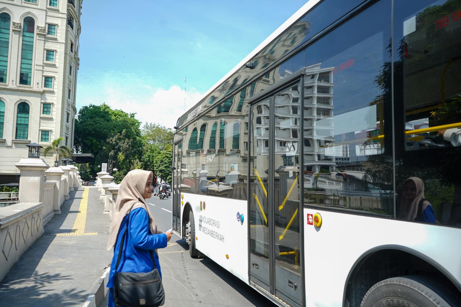 Ketika Pelajar dan Pegawai Naik Bus Listrik Medan