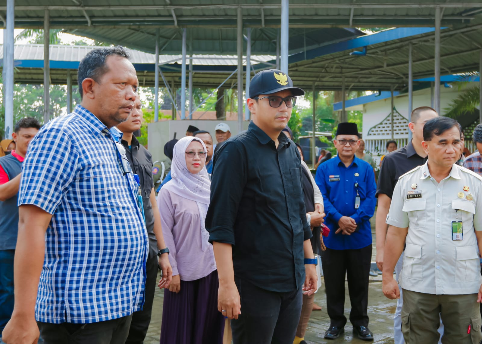 Rico Waas & Airin Rico Waas Tinjau Pembersihan Masjid Jami' Tanjung Mulia dan Serahkan Bantuan Sembako Untuk Warga Terdampak Banjir